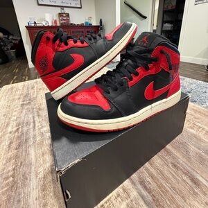 Jordan 1 Retro “banned” mids